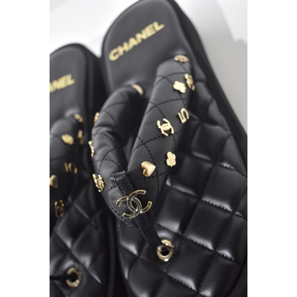 Chanel 23P Black Quilted Charms Padded Pool Thong Logo Slide Mule Flat Sandal 40 - Picture 8 of 12